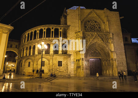 Spanien, Valencia, die Kathedrale von Valencia, Basilika der Himmelfahrt Mariens von Valencia, Place de la Virgen, Nacht Foto anzeigen Federico Meneg Stockfoto