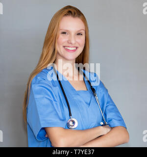 Portrait von Lachen deutsche Krankenschwester an Kamera suchen Stockfoto