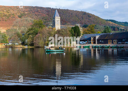 Fischer Einstellung von Tyndrum Fischerei auf See von Menteith in die Trossachs, Schottland, Großbritannien Stockfoto