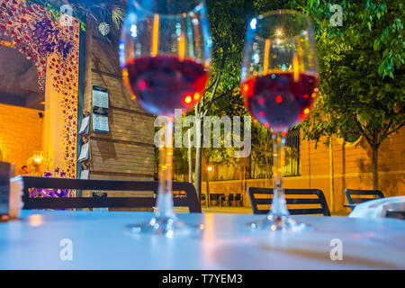 Zwei Gläser Rotwein in einem Restaurant in der Umgebung. Stockfoto