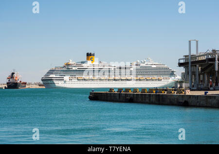 Moderne Cruise Line, Kreuzfahrt, Costa Favolosa, Kreuzfahrtschiff, in den Hafen von Malaga, Stockfoto