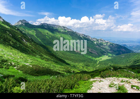 Giewont Peak auf dem Hintergrund der Wolken im Juni. Tatra. Polen. Stockfoto