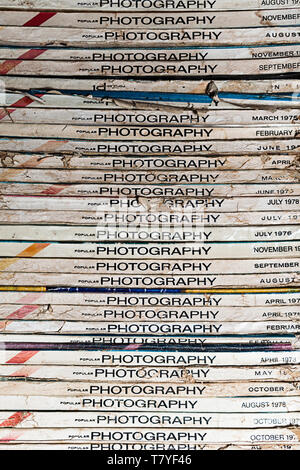 Stapel von Vintage fotografie Zeitschriften aus den 70ern - schöne Wiederholung des Wortes 'Fotografie' Stockfoto