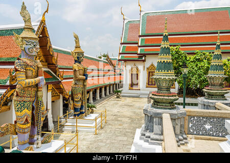 Der Bereich einer buddhistischen Tempelanlage Wat Pho auch als der Tempel des Liegenden Buddha in Bangkok mit riesigen Wächter Figuren bekannt am Eingang Stockfoto