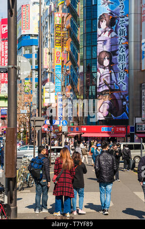 Touristen besuchen Akihabara Electric Town in Tokio, weiß für Geschäfte für Anime, Manga, Videospiele und andere Produkte der Japanischen otaku Kultur Stockfoto