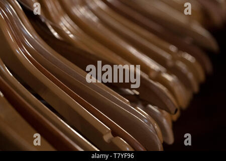 Vielen hölzernen Kleiderbügel detail Stockfoto