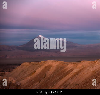 Sonnenuntergang lange Exposition der Licancabur Vulkan in der Atacama-wüste Stockfoto