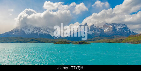 Panorama Foto von Pehoe See mit den Anden Bergspitzen im Hintergrund der Torres del Paine Nationalpark, Patagonien, Chile. Stockfoto