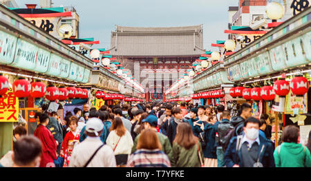 Touristen in Scharen zu Senso-ji Tempel und Nakamise Einkaufsstraße in Asakusa Viertel Stockfoto