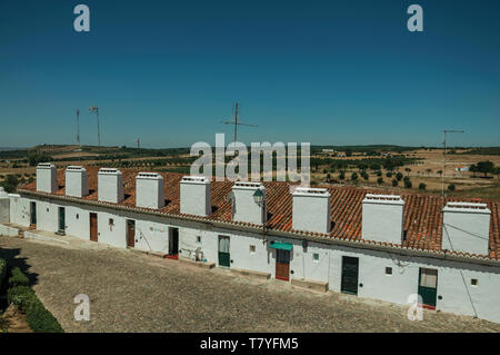 Häuser mit großen Schornstein entlang der gepflasterten Straße in Campo Maior. Eine Stadt mit mittelalterlichen Einflüssen in Osteuropa Portugal. Stockfoto