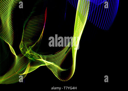 3D-Darstellung. Abstrakte farbige Linien auf neutralen Hintergrund der schwarzen Farbe. Muster aus sich kreuzenden Linien bilden dreidimensionales Bild. Resourc Stockfoto