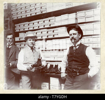 Männer in ein Schuhgeschäft, Ca. 1890. MP AP Stockfoto