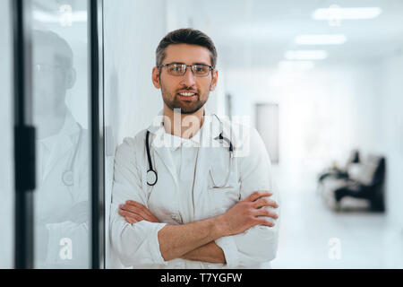 Mitte Alter Arzt im Krankenhaus mit Stethoskop Stockfoto