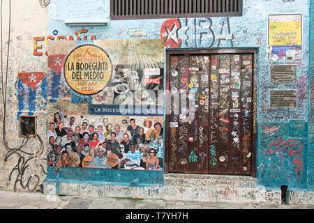 Havanna Kuba, ist eine lebendige, sondern verfallende Kapital,. Hemingway war ein Trinker und jetzt Leute melden die Wand von La Bodeguita del Medio, wo er ein Stockfoto