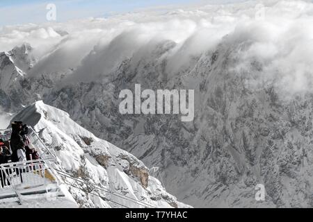 Blick von der Zugspitze auf das winterliche Alpenpanorama Stockfoto