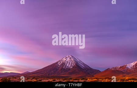 Sonnenuntergang an der Licancabur Vulkan lange Belichtung in der Atacama Wüste Stockfoto