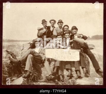 Männer mit Mädchen wollten Poster, Bier, Spirituosen, Ca. 1890. CC AP. Stockfoto