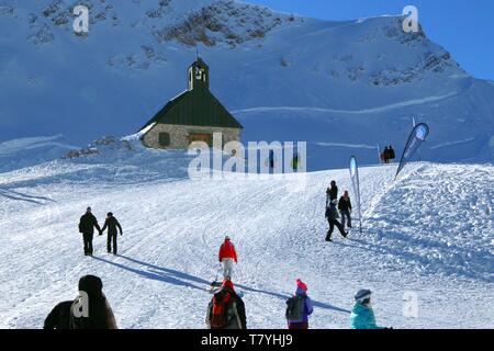 Wintersportler auf der Zugspitze vor der Kirche Maria Heimsuchung Stockfoto