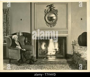 Ältere Frau im upper-class Home, Ca. 1920. SP Stockfoto