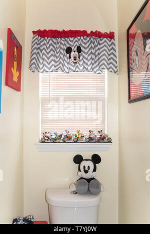 Mickey Mouse und anderen Disney Figuren verzieren ein Badezimmer. Stockfoto
