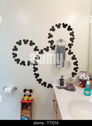 Mickey Mouse und anderen Disney Figuren verzieren ein Badezimmer. Stockfoto