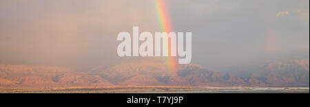 Regenbogen über dem Toten Meer mit Jordanien als Hintergrund, Ansicht von masada Stockfoto