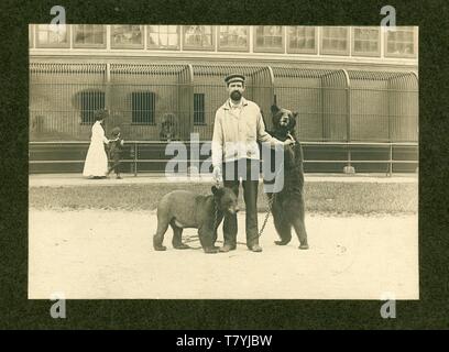 Zoo Keeper Norman Robbins mit zwei Bären, Roger Williams Park, Providence, RI, Ca. 1900. MP SP Stockfoto