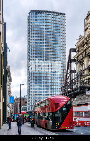 Der 33-stöckige Turm von Mittelpunkt auf der Oxford St. Konzipiert als Büros von Seifert & Partner gesehen und im Jahr 1966 abgeschlossen Es ist nun umgewandelt in Wohnungen Stockfoto