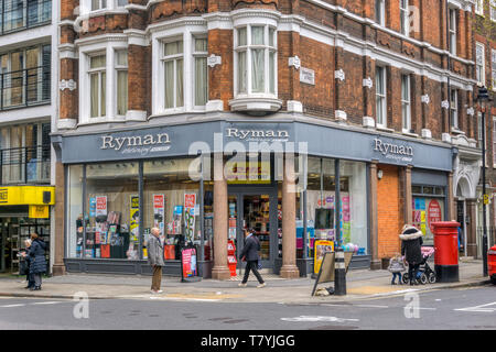 Ein Zweig der Ryman Stationers in Great Ormond Street, London. Stockfoto