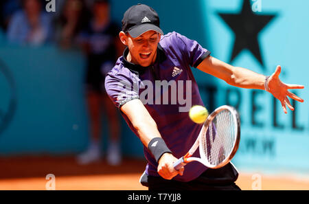 Dominic Thiem von Österreich in Aktion gegen Fabio Fognini von Italien während Tag sieben der Mutua Madrid Open im La Caja Magica in Madrid, Spanien. Stockfoto