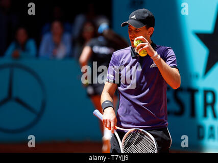 Dominic Thiem von Österreich in Aktion gegen Fabio Fognini von Italien während Tag sieben der Mutua Madrid Open im La Caja Magica in Madrid, Spanien. Stockfoto