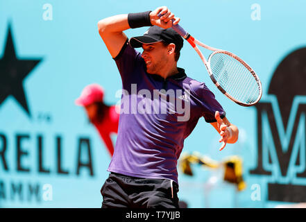 Dominic Thiem von Österreich in Aktion gegen Fabio Fognini von Italien während Tag sieben der Mutua Madrid Open im La Caja Magica in Madrid, Spanien. Stockfoto