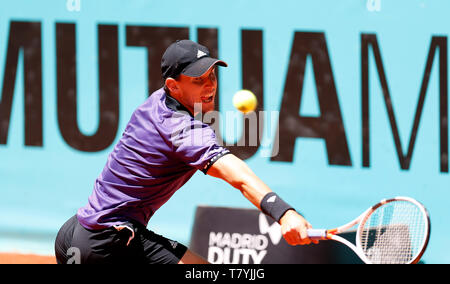 Dominic Thiem von Österreich in Aktion gegen Fabio Fognini von Italien während Tag sieben der Mutua Madrid Open im La Caja Magica in Madrid, Spanien. Stockfoto