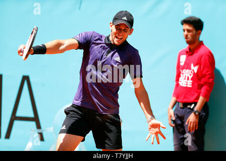 Dominic Thiem von Österreich in Aktion gegen Fabio Fognini von Italien während Tag sieben der Mutua Madrid Open im La Caja Magica in Madrid, Spanien. Stockfoto