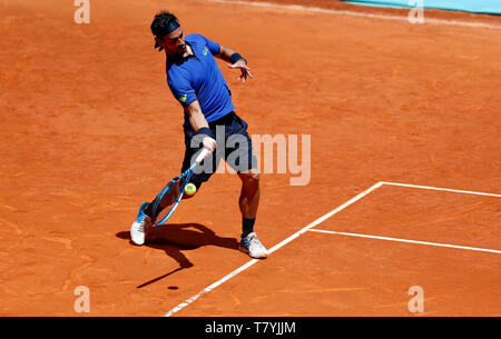 Fabio Fognini von Italien in Aktion gegen Dominic Thiem von Österreich während Tag sieben der Mutua Madrid Open im La Caja Magica in Madrid, Spanien. Stockfoto