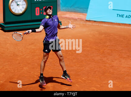 Dominic Thiem von Österreich in Aktion gegen Fabio Fognini von Italien während Tag sieben der Mutua Madrid Open im La Caja Magica in Madrid, Spanien. Stockfoto