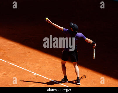 Dominic Thiem von Österreich in Aktion gegen Fabio Fognini von Italien während Tag sieben der Mutua Madrid Open im La Caja Magica in Madrid, Spanien. Stockfoto