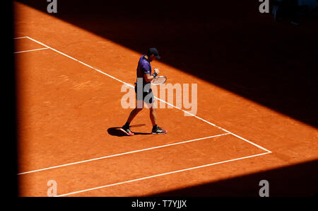 Dominic Thiem von Österreich in Aktion gegen Fabio Fognini von Italien während Tag sieben der Mutua Madrid Open im La Caja Magica in Madrid, Spanien. Stockfoto