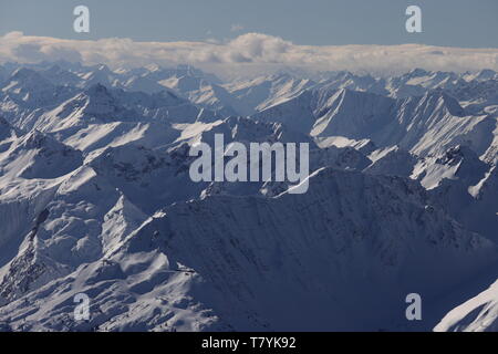 Blick über die verschneiten Gipfel der Alpen Stockfoto