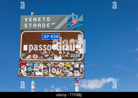 Schild am Passo Giau (Giau) in Aufkleber Besucher" abgedeckt, Dolomiten, Italien Stockfoto