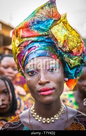Benin Porto-Novo, Portrait einer Frau, die während der Erscheinung Zeremonie Stockfoto