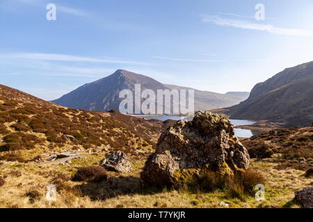 Mit Blick auf den Gipfel des Pen-OLE-Wen aus der Nähe von Llyn Idwal, Snowdonia National Park Stockfoto