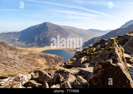 Mit Blick auf den Gipfel des Pen-OLE-Wen von oben Llyn Idwal in der Nähe der Küche des Teufels, Snowdonia National Park Stockfoto