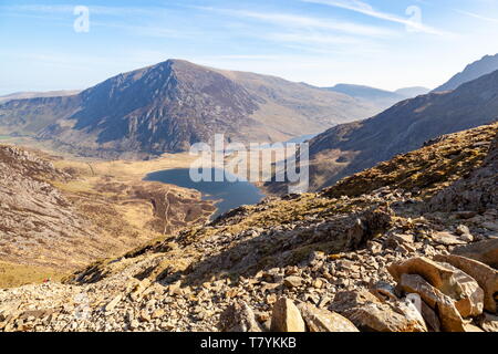 Mit Blick auf den Gipfel des Pen-OLE-Wen von oben Llyn Idwal aus der Küche des Teufels, Snowdonia National Park Stockfoto