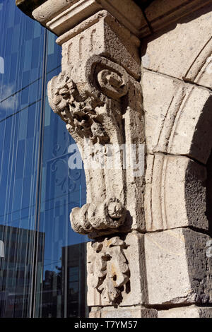 Detail der kontrastierenden neoklassischen Stein architektonischen Details und moderner Architektur. Stockfoto