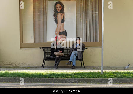 Ältere Frau und Mann auf einer Bank sitzen und Zigaretten zu rauchen, Vancouver, BC, Kanada Stockfoto