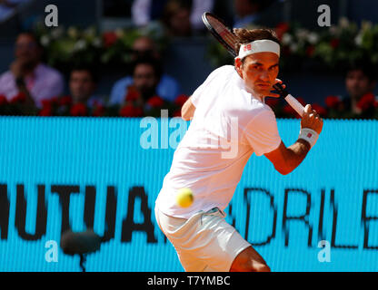 Roger Federer von der Schweiz in Aktion gegen Gael Monfils von Frankreich während des Tages sieben der Mutua Madrid Open im La Caja Magica in Madrid, Spanien. Stockfoto