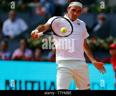 Roger Federer von der Schweiz in Aktion gegen Gael Monfils von Frankreich während des Tages sieben der Mutua Madrid Open im La Caja Magica in Madrid, Spanien. Stockfoto