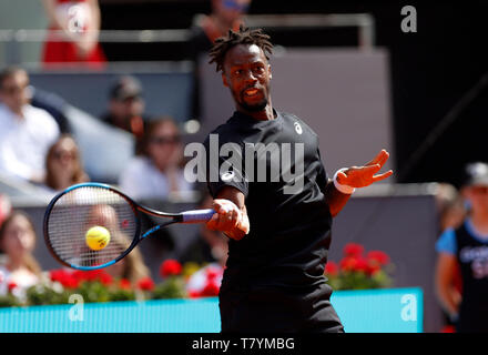 Gael Monfils von Frankreich in Aktion gegen Roger Federer von der Schweiz während des Tages sieben der Mutua Madrid Open im La Caja Magica in Madrid, Spanien. Stockfoto