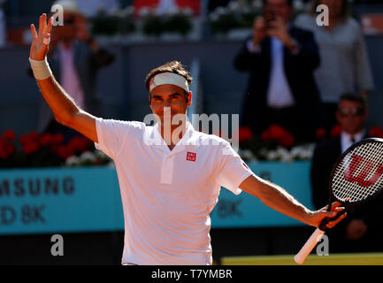 Roger Federer von der Schweiz in Aktion gegen Gael Monfils von Frankreich während des Tages sieben der Mutua Madrid Open im La Caja Magica in Madrid, Spanien. Stockfoto